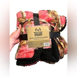 NWT Realtree Edge Colors Velvet Pink Camo With Black Sherpa Reverse Throw